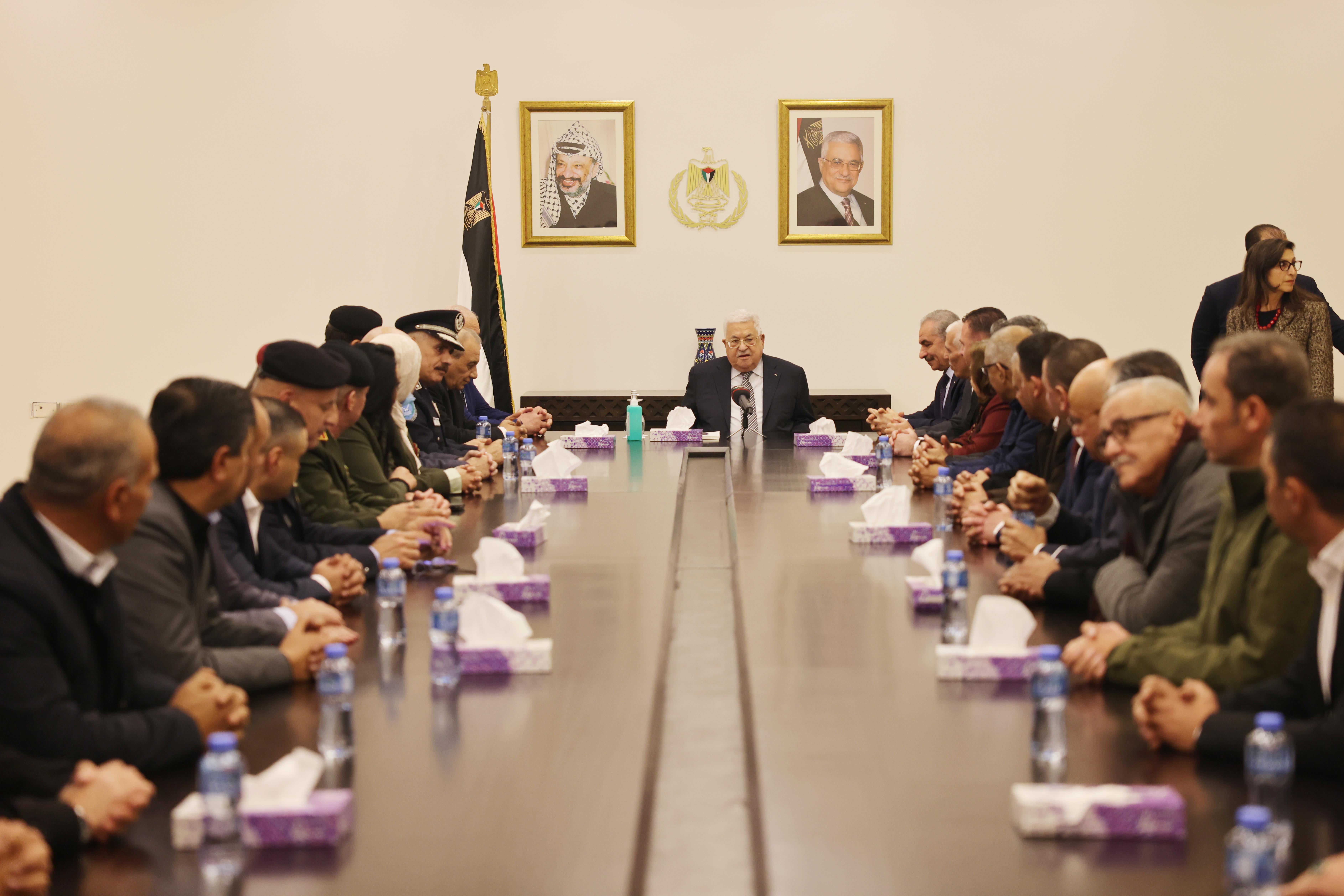 الرئيس خلال لقائه فعاليات محافظة بيت لحم عقب وصوله لحضور قداس منتصف الليل للكنائس الشرقية